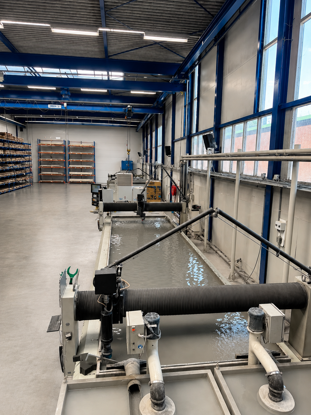 Overzicht van de Wandsfeer werkplaats waar houten wanddecoratie met precisie wordt geproduceerd.