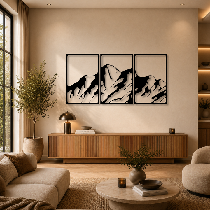 Zwarte houten berglandschap wanddecoratie boven houten dressoir in warme woonkamer