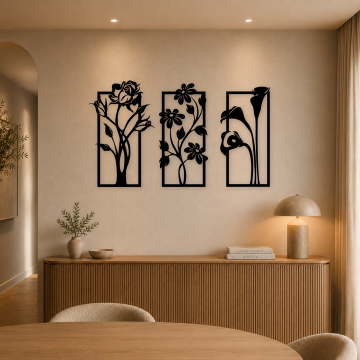 3-delige zwarte houten bloemen wanddecoratie boven dressoir in warme eetkamer