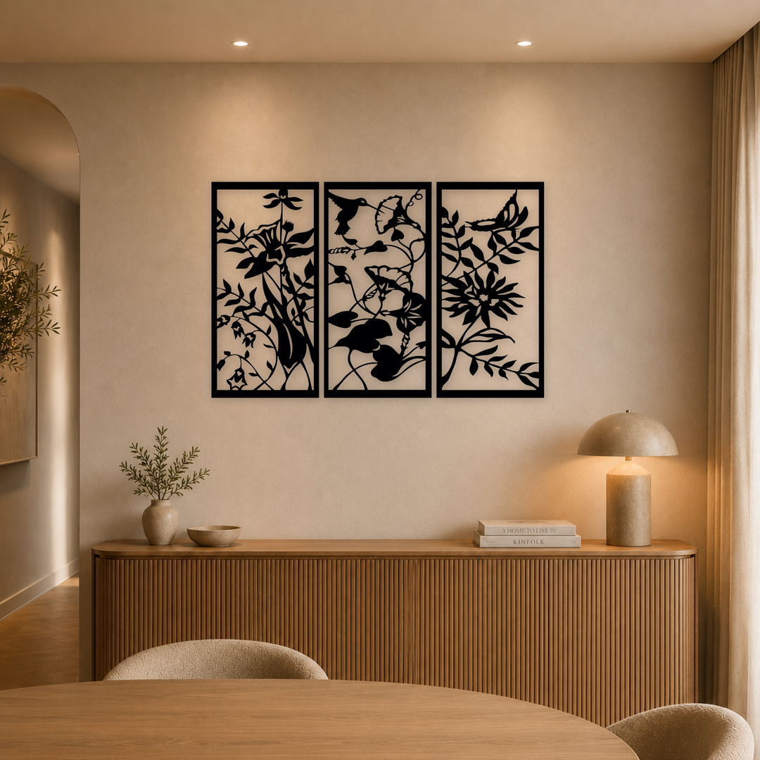 3-delige zwarte houten bloemen wanddecoratie boven dressoir in warme eetkamer