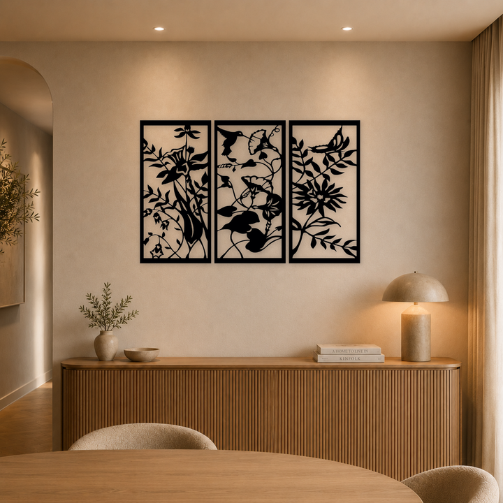 3-delige zwarte houten bloemen wanddecoratie boven dressoir in warme eetkamer