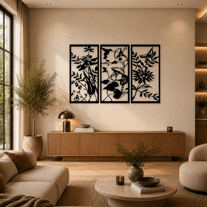 3-delige zwarte houten bloemen wanddecoratie boven dressoir in warme woonkamer