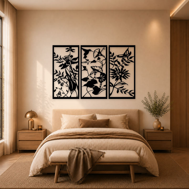 3-delige zwarte houten bloemen wanddecoratie boven bed in warme slaapkamer