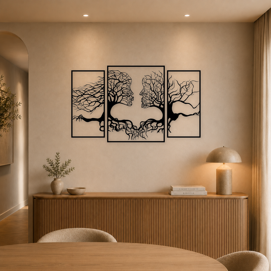 3-delige zwarte houten boomgezichten wanddecoratie boven dressoir in warme eetkamer