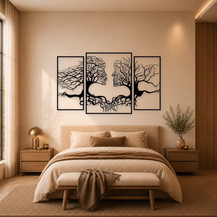 3-delige zwarte houten boomgezichten wanddecoratie boven bed in warme slaapkamer