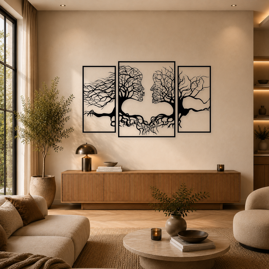 3-delige zwarte houten boomgezichten wanddecoratie boven dressoir in warme woonkamer