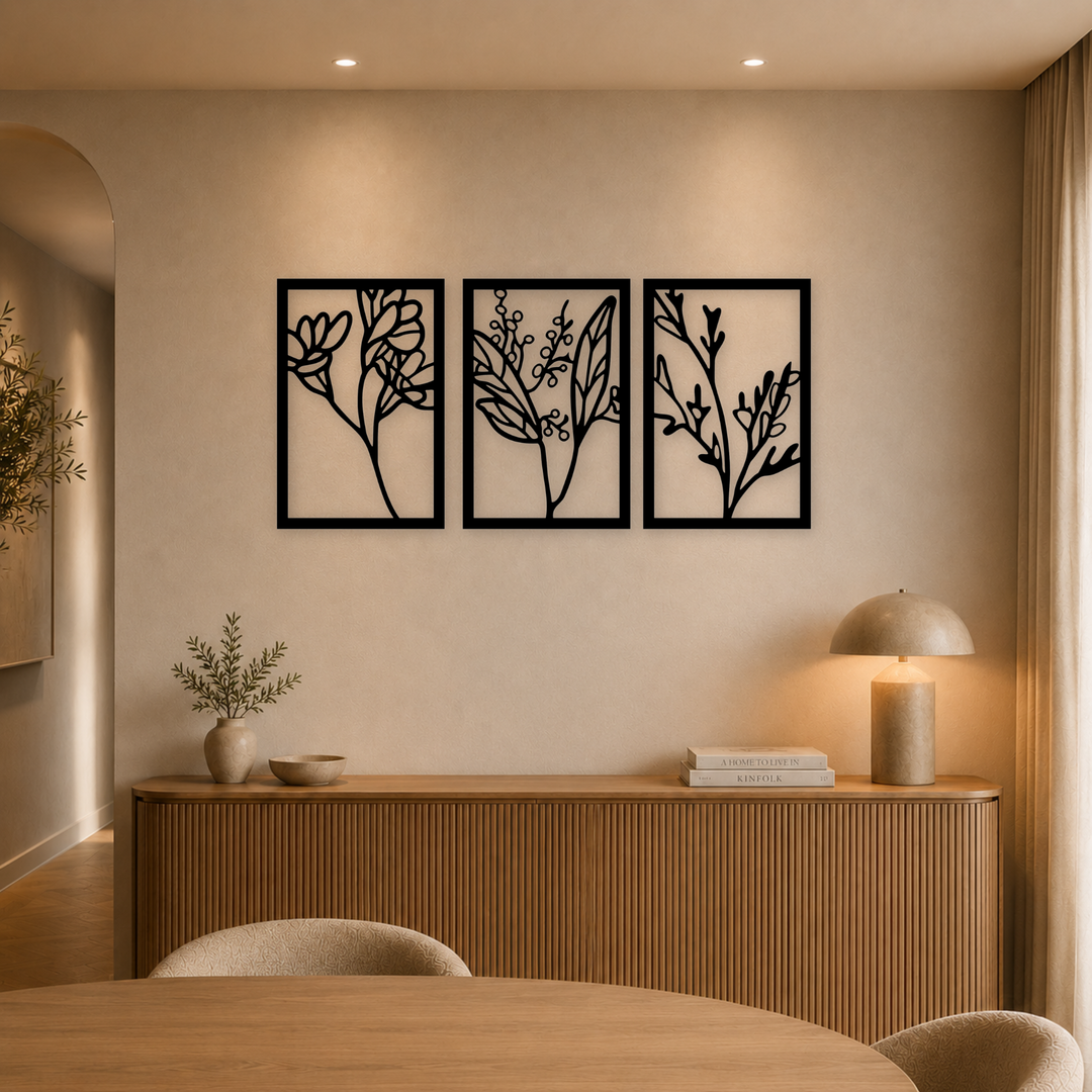 3-delige zwarte houten botanische takken wanddecoratie boven dressoir in warme eetkamer