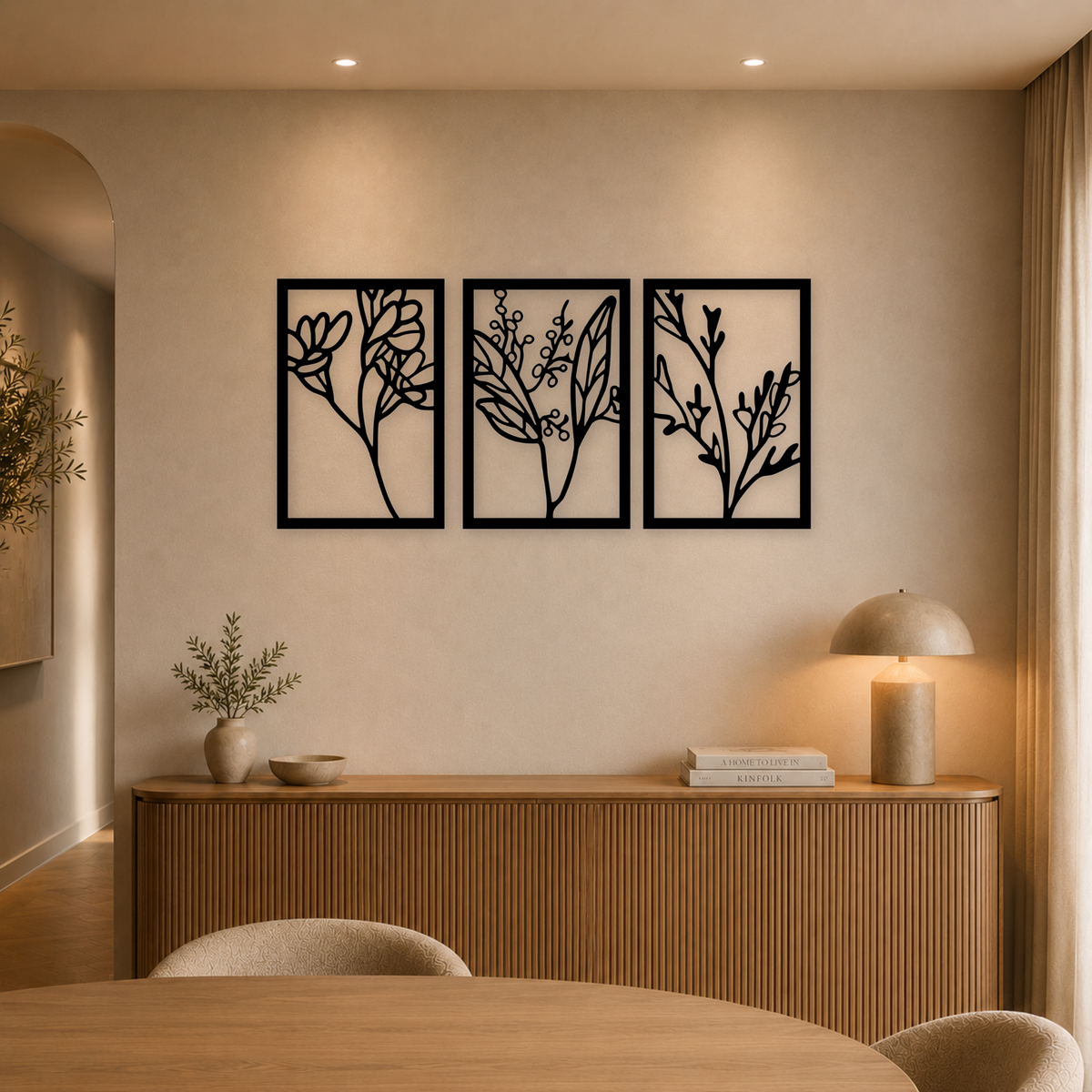 3-delige zwarte houten botanische takken wanddecoratie boven dressoir in warme eetkamer