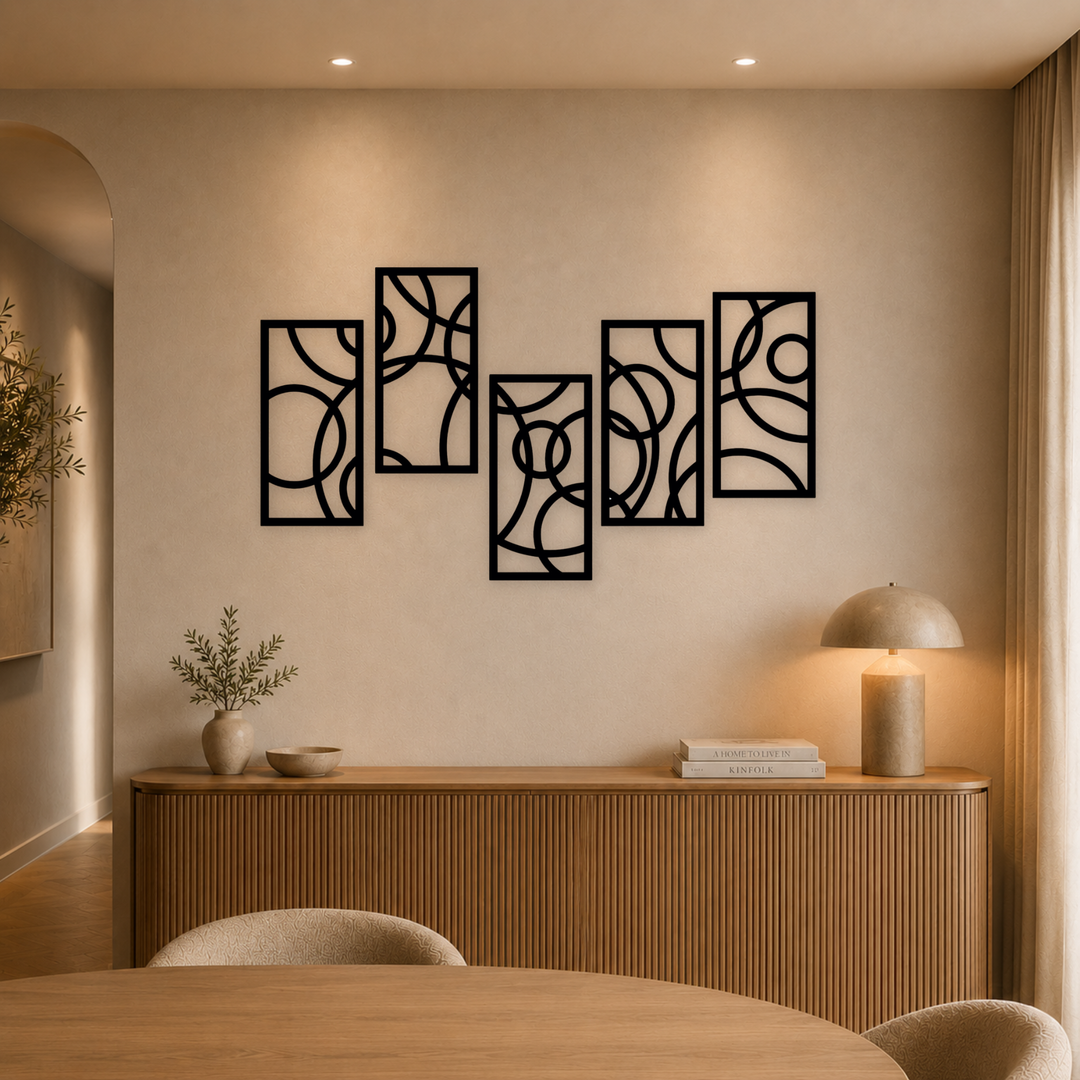 5-delige zwarte houten cirkels wanddecoratie boven dressoir in warme eetkamer