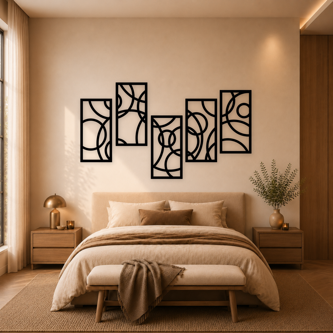 5-delige zwarte houten cirkels wanddecoratie boven bed in warme slaapkamer