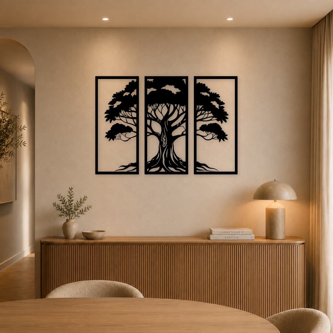 3-delige zwarte houten levensboom wanddecoratie boven dressoir in warme eetkamer