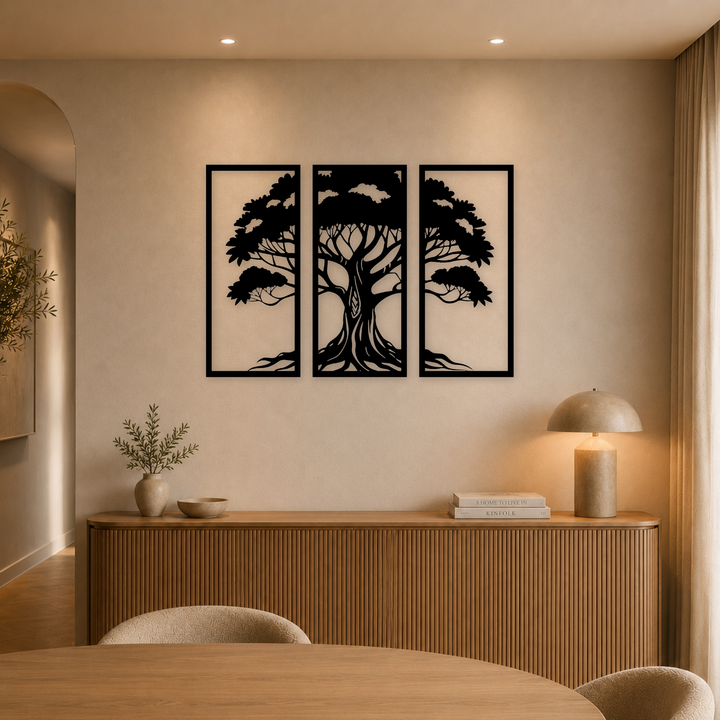 3-delige zwarte houten levensboom wanddecoratie boven dressoir in warme eetkamer