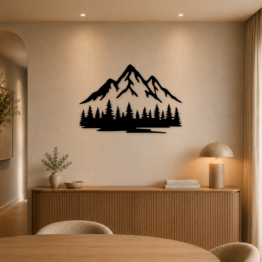 Zwarte houten berglandschap wanddecoratie boven dressoir in warme eetkamer