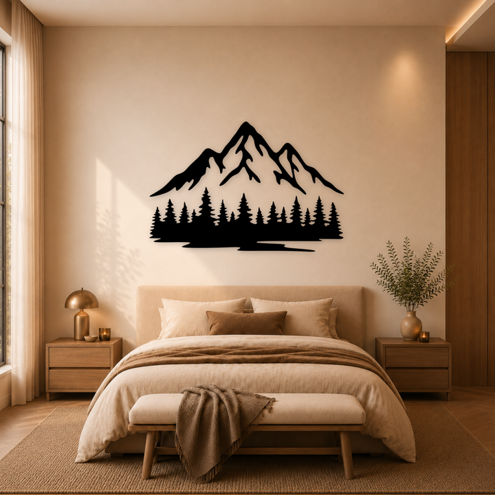 Zwarte houten berglandschap wanddecoratie boven bed in warme slaapkamer
