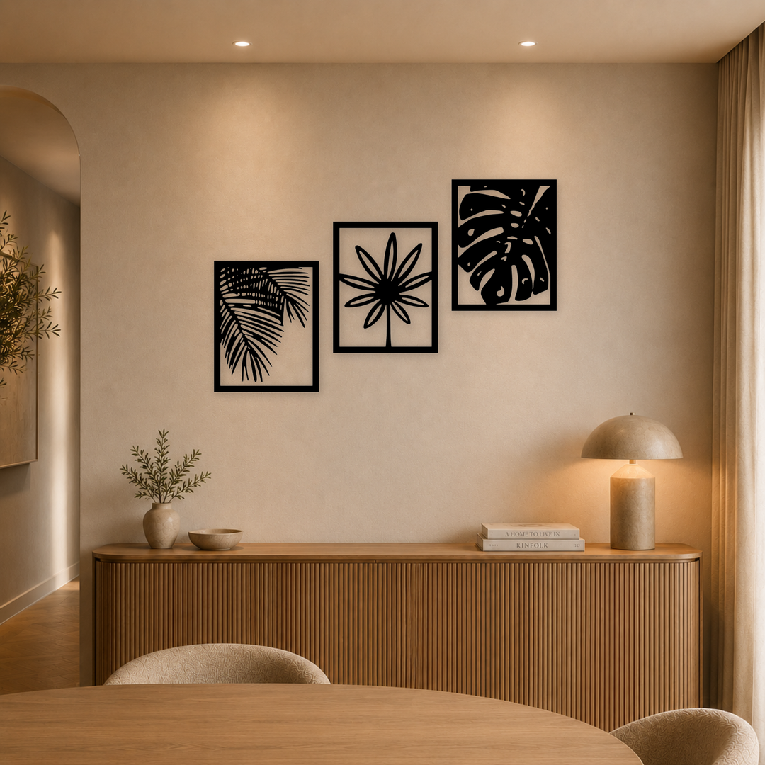3-delige zwarte houten tropische planten wanddecoratie boven dressoir in warme eetkamer