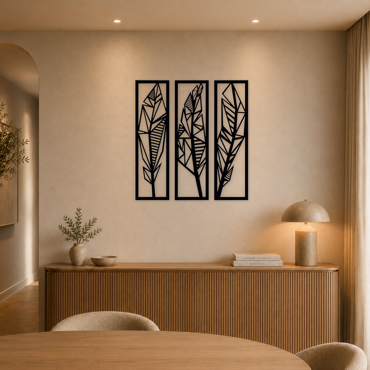 3-delige zwarte houten veren wanddecoratie boven dressoir in warme eetkamer