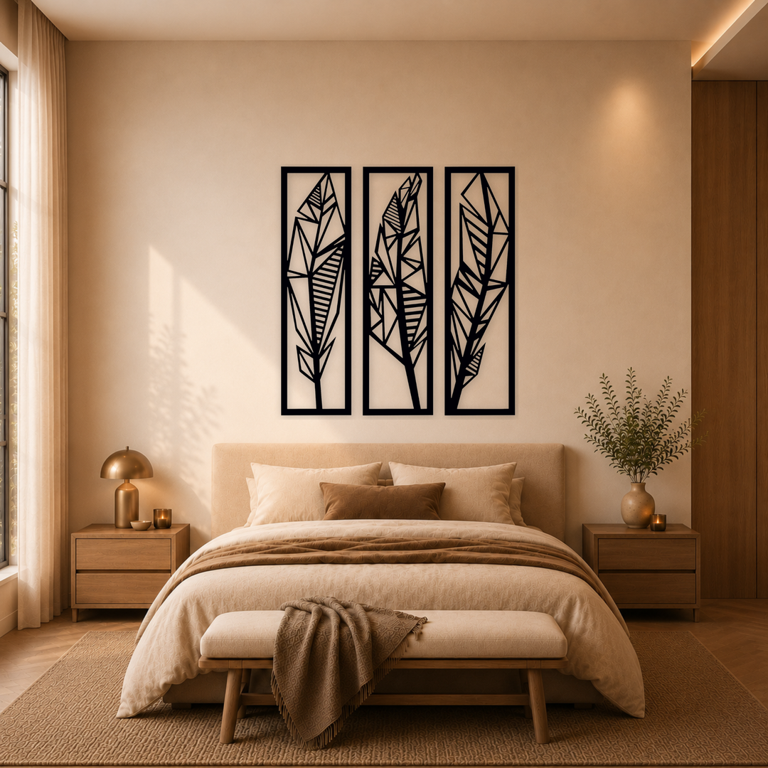 3-delige zwarte houten veren wanddecoratie boven bed in warme slaapkamer