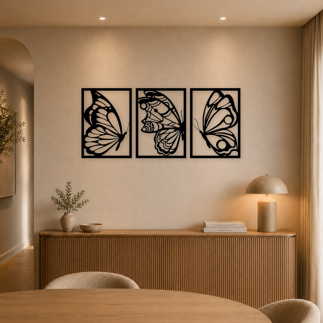 3-delige zwarte houten vlinder wanddecoratie boven dressoir in warme eetkamer