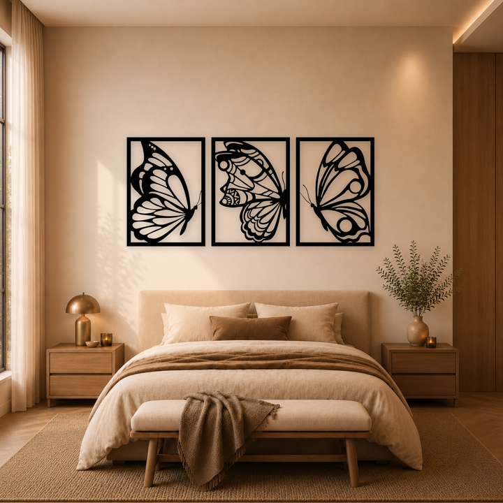 3-delige zwarte houten vlinder wanddecoratie boven bed in warme slaapkamer