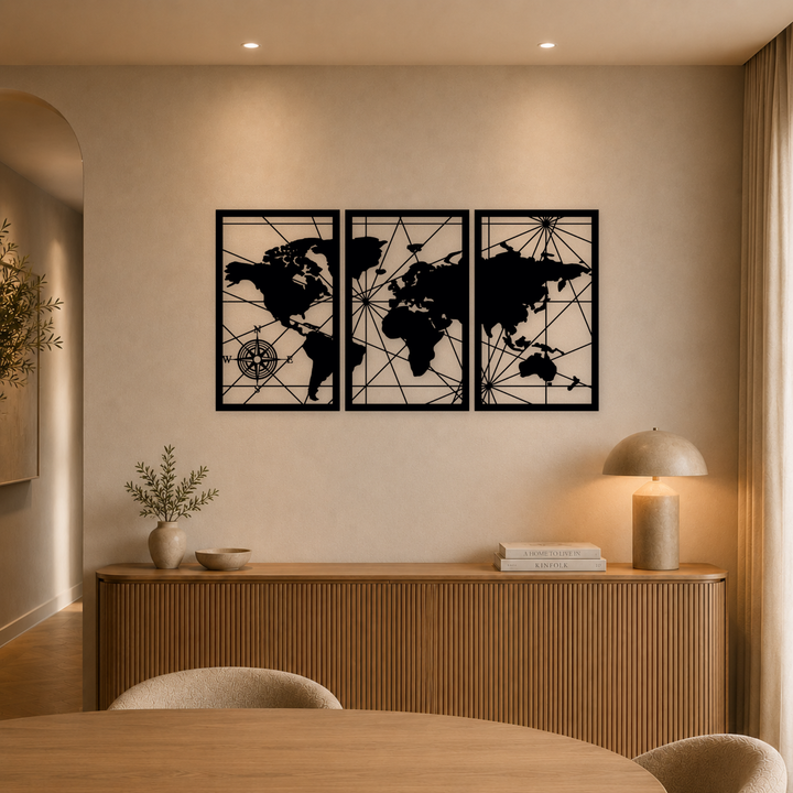 3-delige zwarte houten wereldkaart wanddecoratie boven dressoir in warme eetkamer